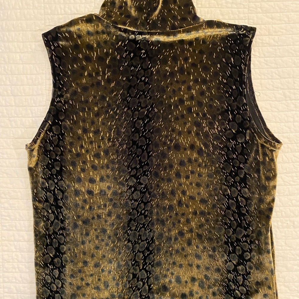 No boundaries velour metallic top - preowned like new.